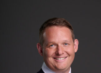 Labor clinging to Light